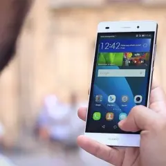 Dłoń trzyma smartfon Huawei P8 Lite, pokazując ekran z ikonami. Dowiedz się, jak zaktualizować Androida w Huawei P8 Lite.