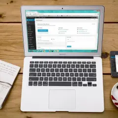 Na laptopie widać panel WordPress, obok smartfon i notatnik. To idealne miejsce do nauki, jak zainstalować WordPress na XAMPP.