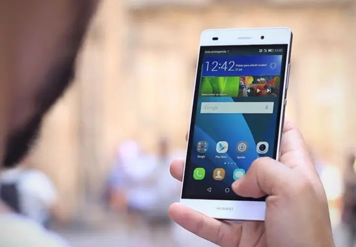 Dłoń trzyma smartfon Huawei P8 Lite, pokazując ekran z ikonami. Dowiedz się, jak zaktualizować Androida w Huawei P8 Lite.